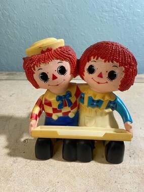 Vintage Bobbs-Merrill Co 1975 Plastic Raggedy Ann & Andy Desk Pencil Holder 5”